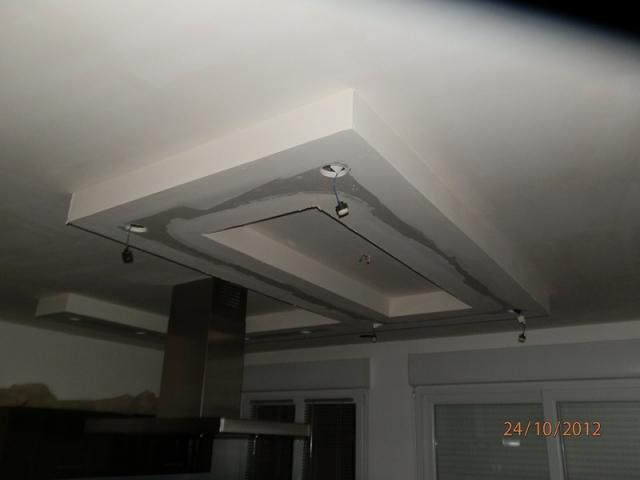 Plafond décoratif avec spots intégrés
