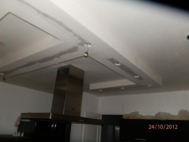 Plafond décoratif avec spots intégrés