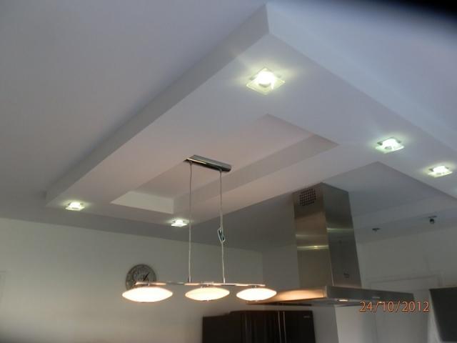 Plafond décoratif avec spots intégrés