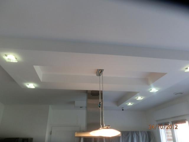 Plafond décoratif avec spots intégrés
