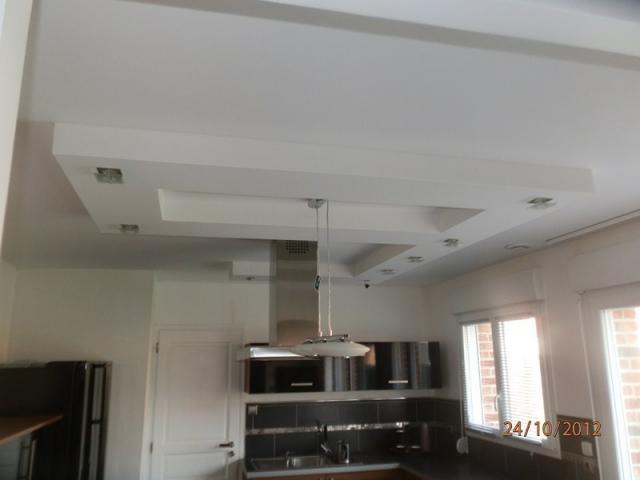 Plafond décoratif avec spots intégrés