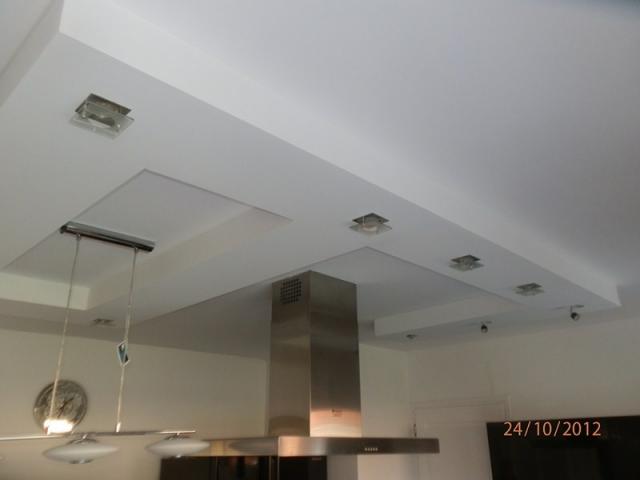 Plafond décoratif avec spots intégrés
