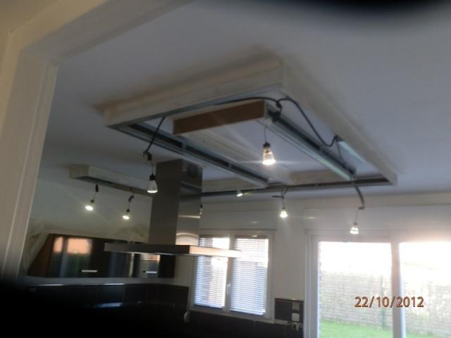 Plafond décoratif avec spots intégrés