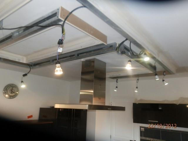 Plafond décoratif avec spots intégrés