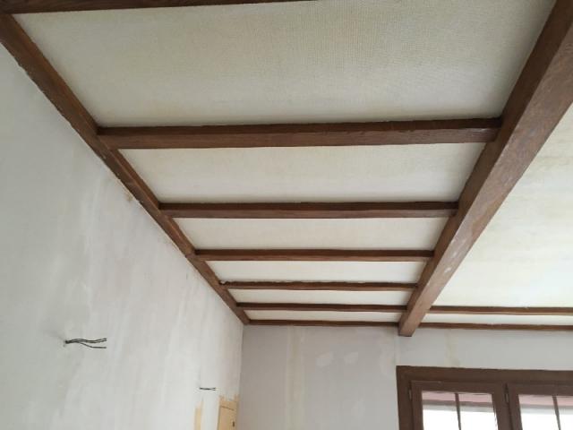 Décoration de poutre ton bois foncé au plafond