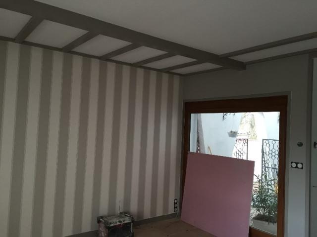 Décoration de poutre ton bois foncé au plafond