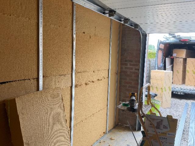 Travaux d’isolation fibre de bois dans un garage