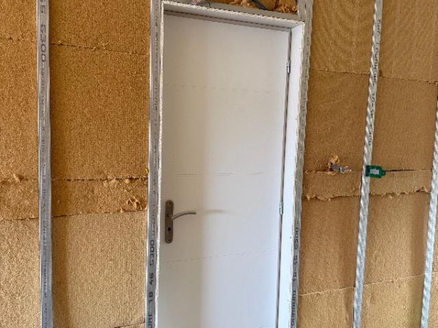 Travaux d’isolation fibre de bois dans un garage