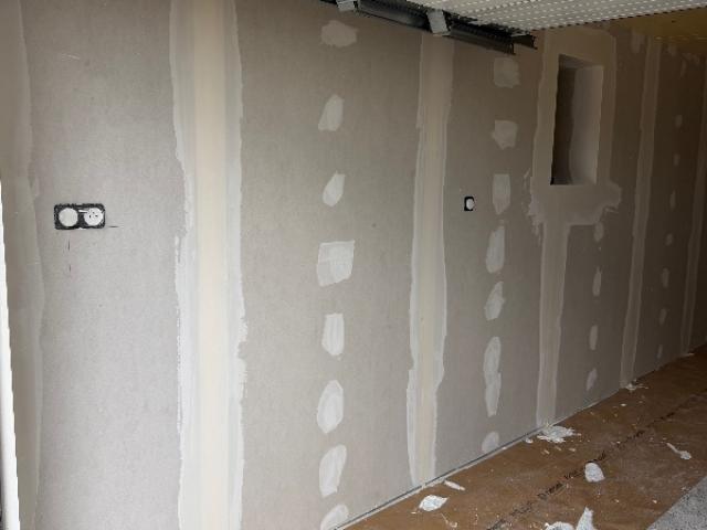 Travaux d’isolation fibre de bois dans un garage
